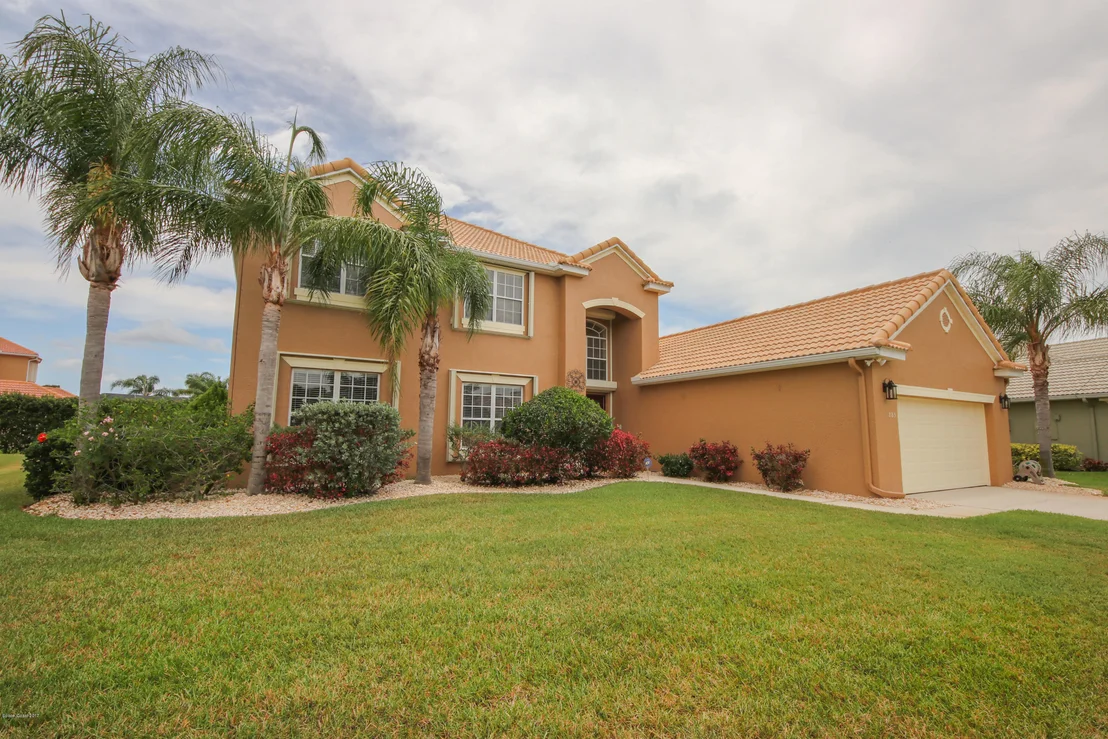 Photo of 885 Chatsworth Drive