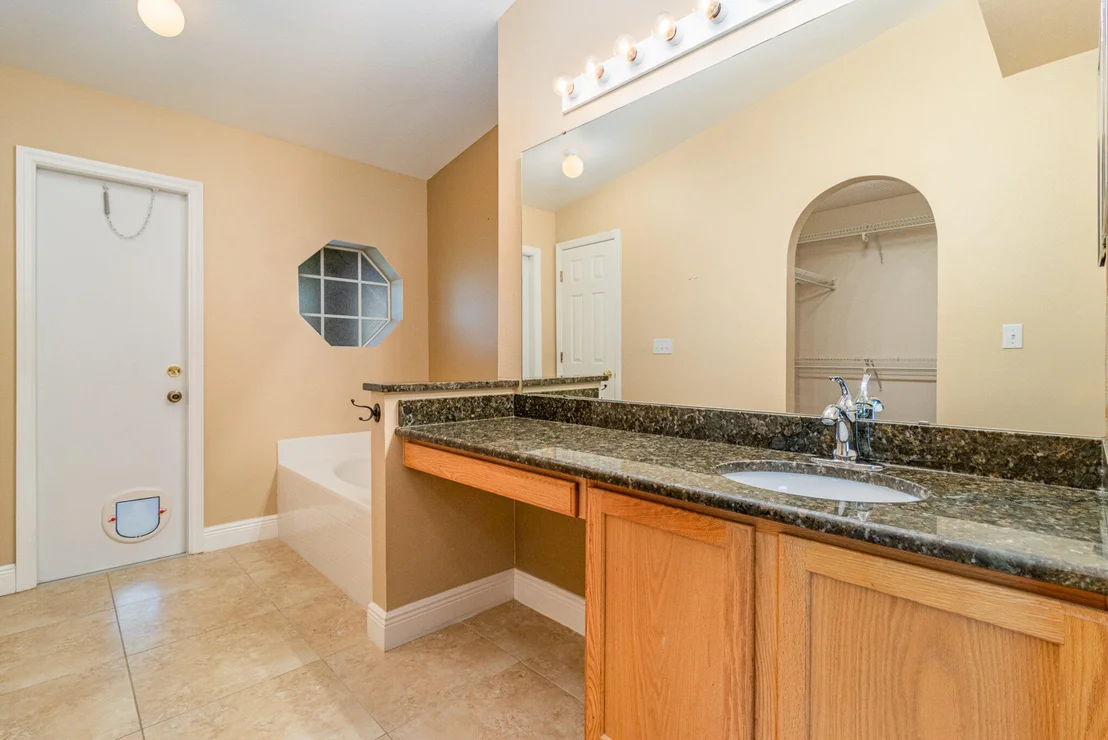 Photo of 1136 White Oak Circle