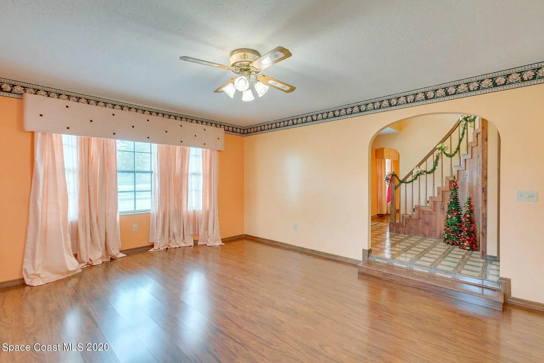 Photo of 1825 S OAK Drive S