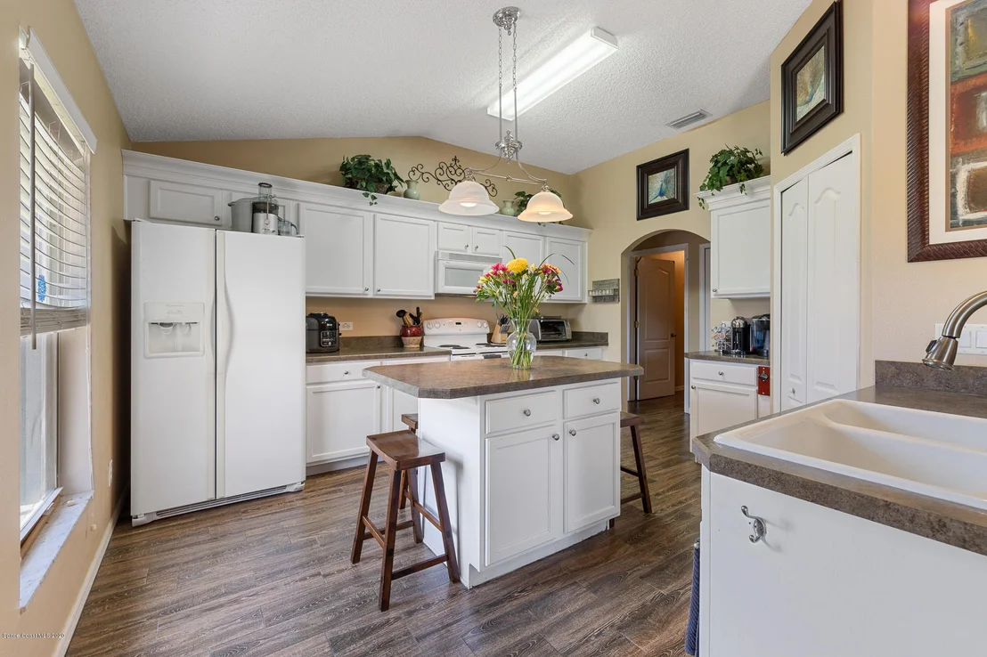 Photo of 817 Honeysuckle Drive