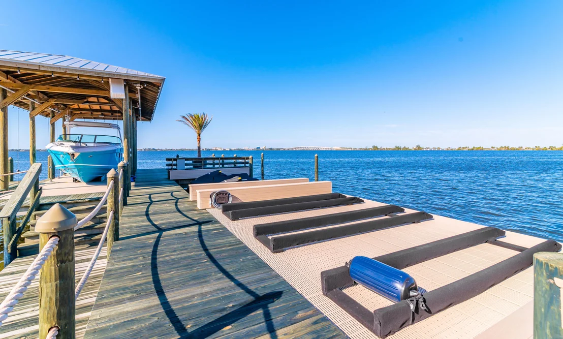 Photo of 800 S Riverside Drive