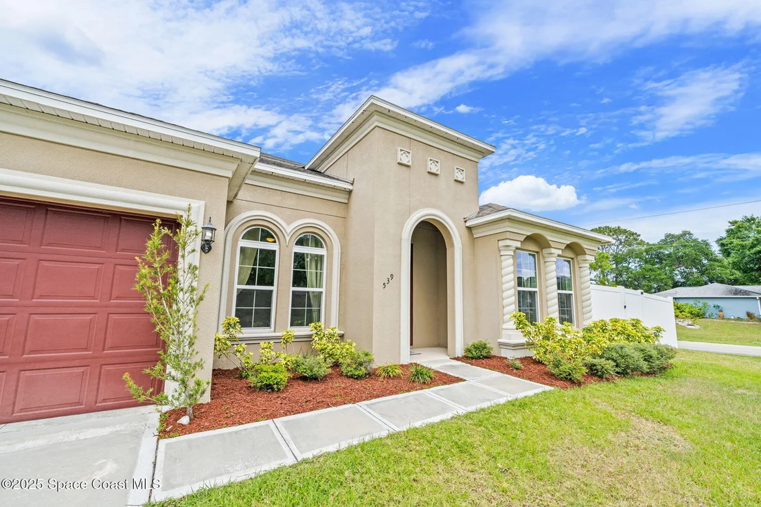 Photo of 539 Balcom Terrace SE