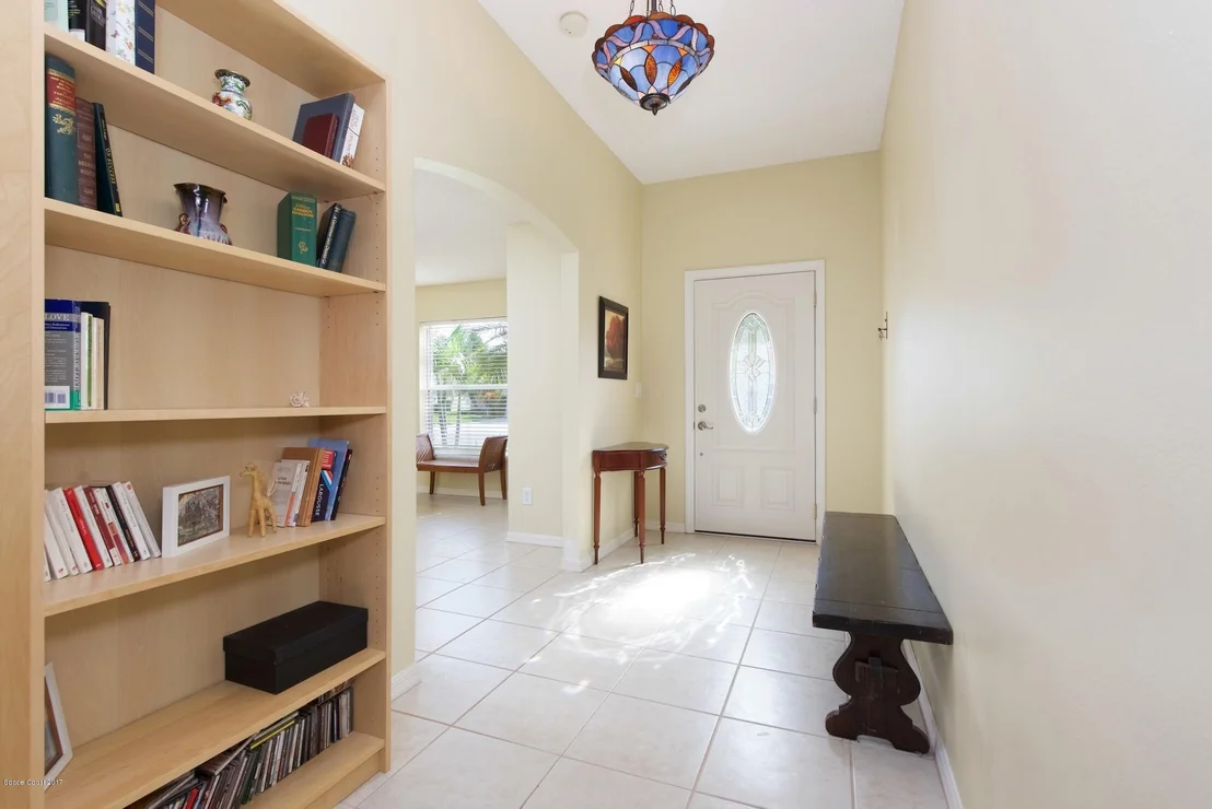 Photo of 976 Villa Drive
