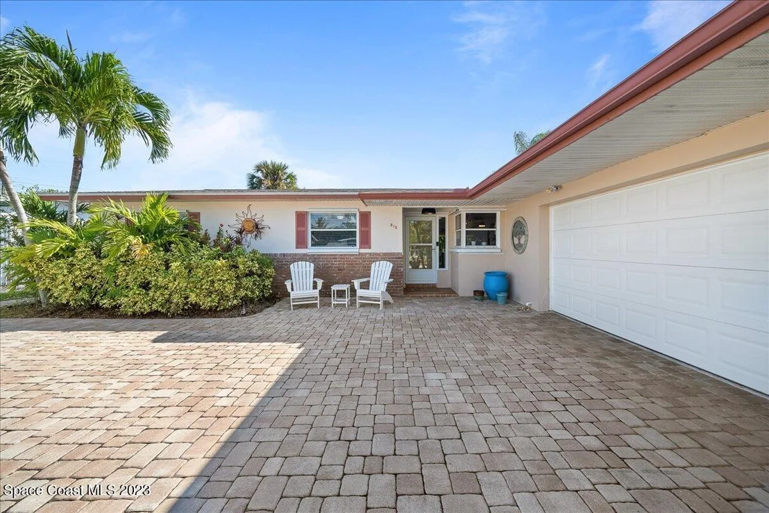 Photo of 615 N Robert Way