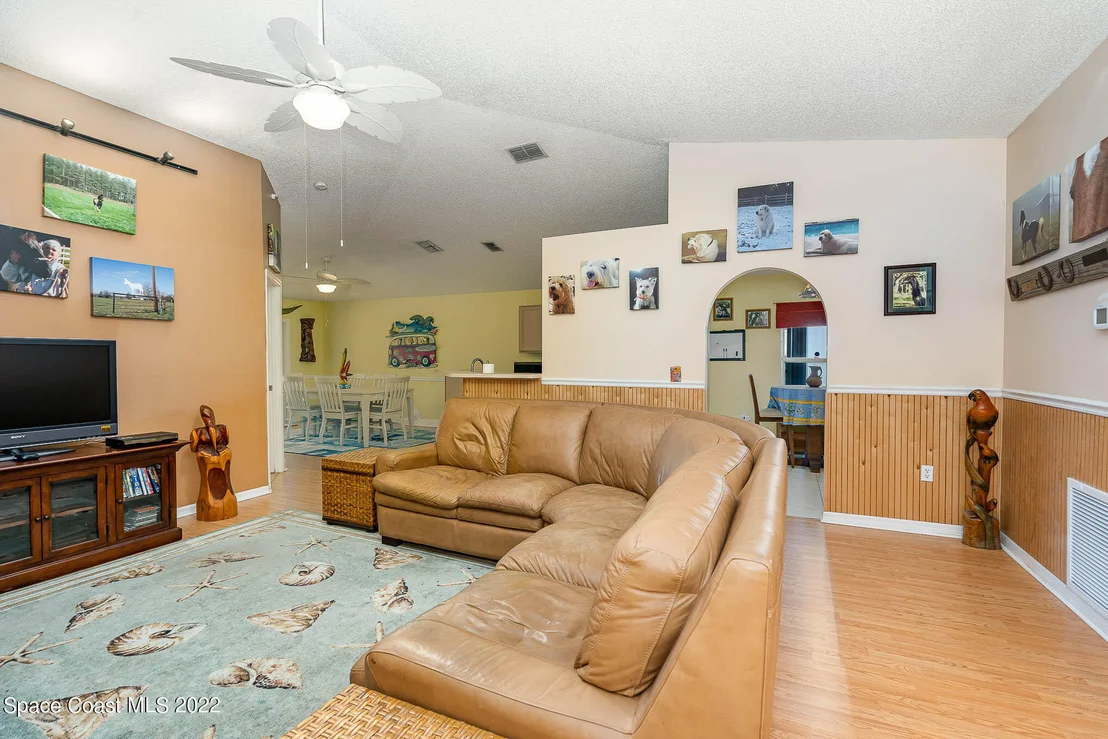 Photo of 1133 White Oak Circle