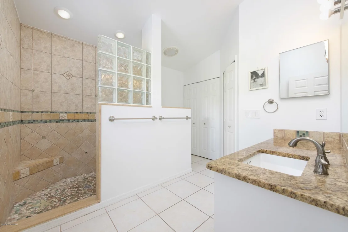 Photo of 976 Villa Drive