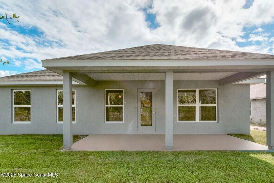 Photo of 945 NW Kylar Drive NW