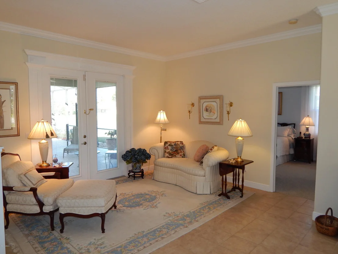 Photo of 211 SE Devlin Court