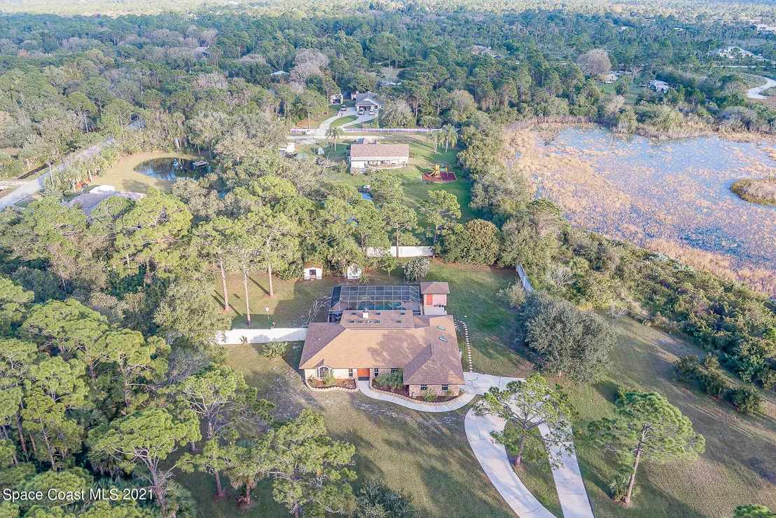 Photo of 2555 Macdonald Lane