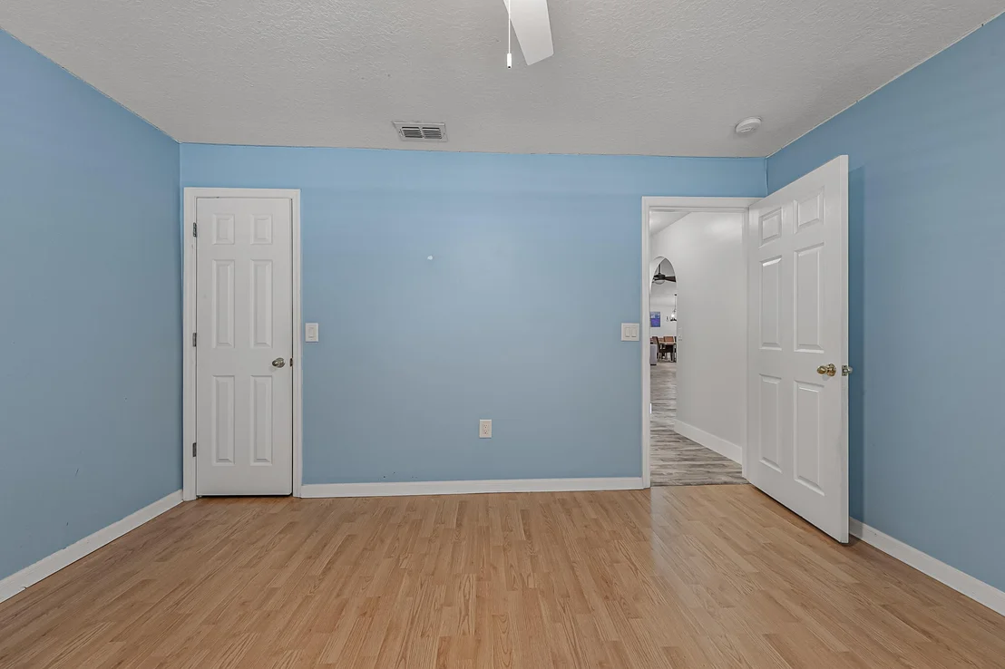 Photo of 1223 White Oak Circle