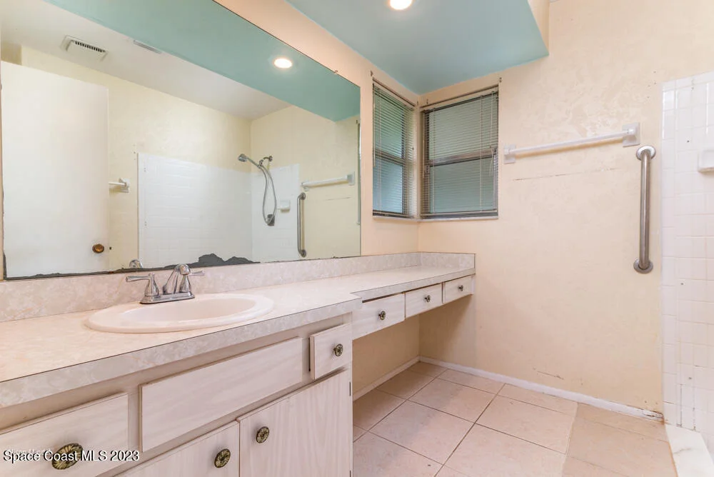 Photo of 721 Arundo Avenue NE