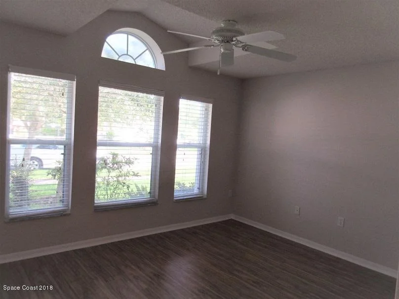 Photo of 1243 White Oak Circle