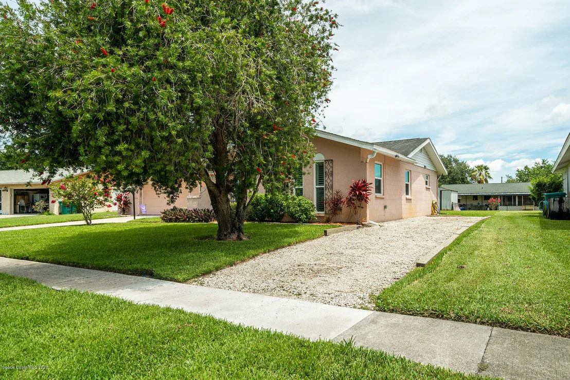 Photo of 2898 Corbusier Drive