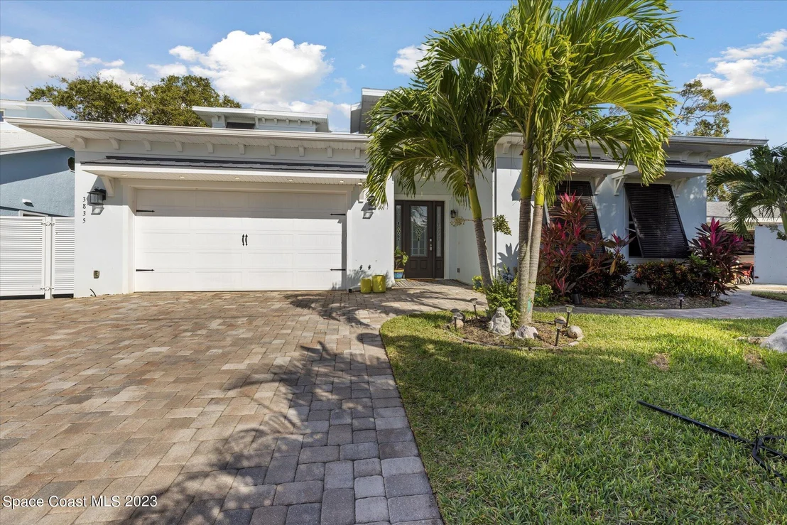 Photo of 3835 Riverside Drive