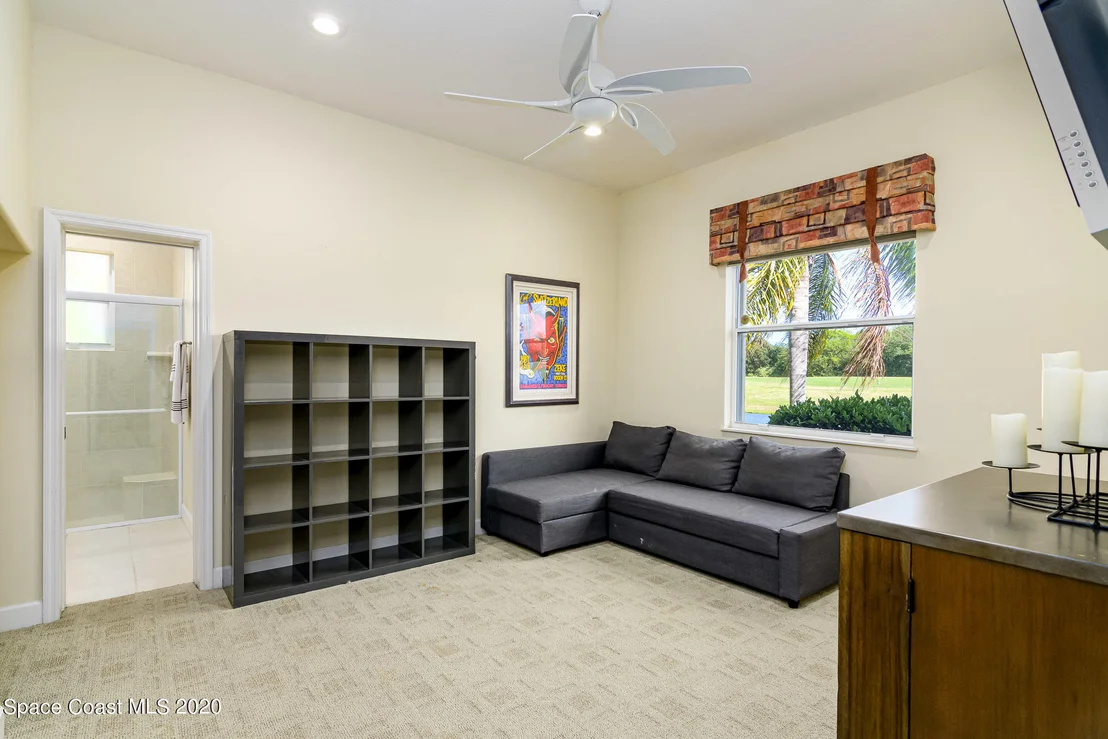 Photo of 975 Chatsworth Drive