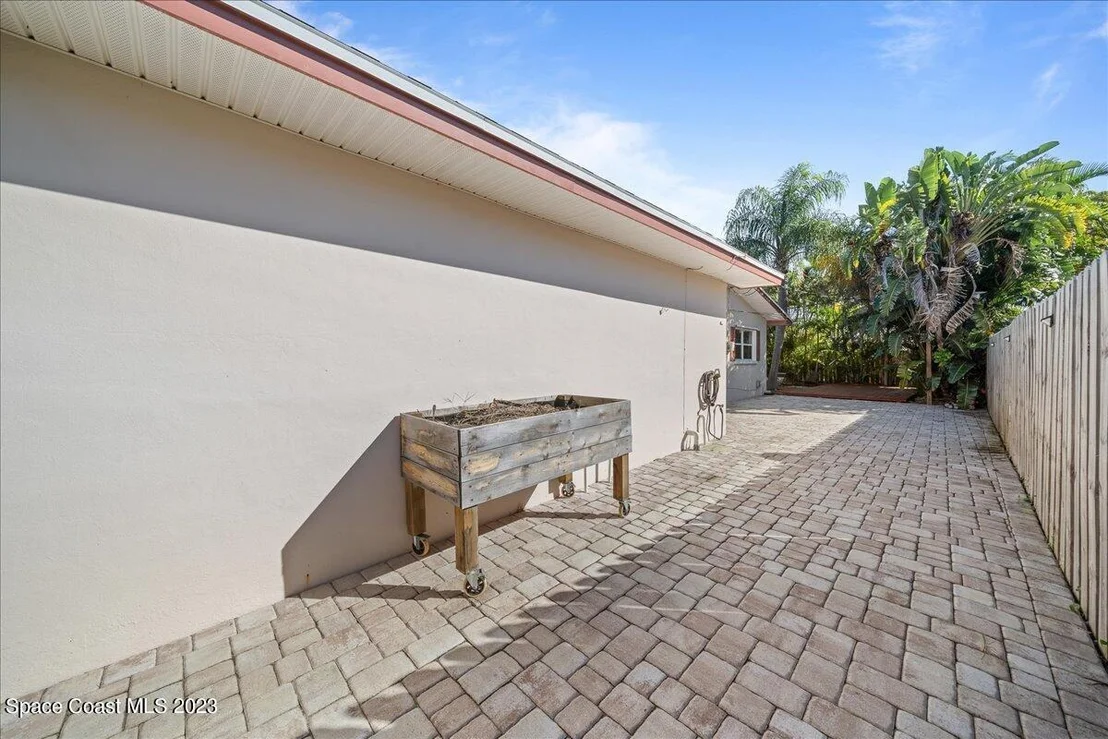 Photo of 615 N Robert Way