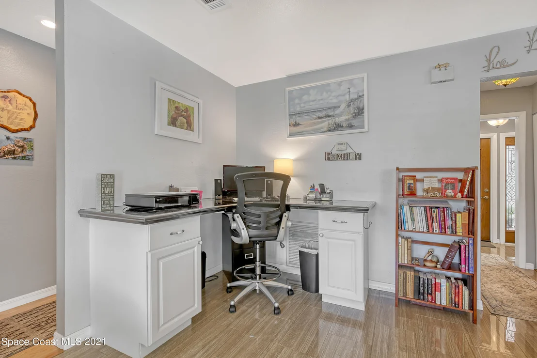 Photo of 895 Riviera Drive NE