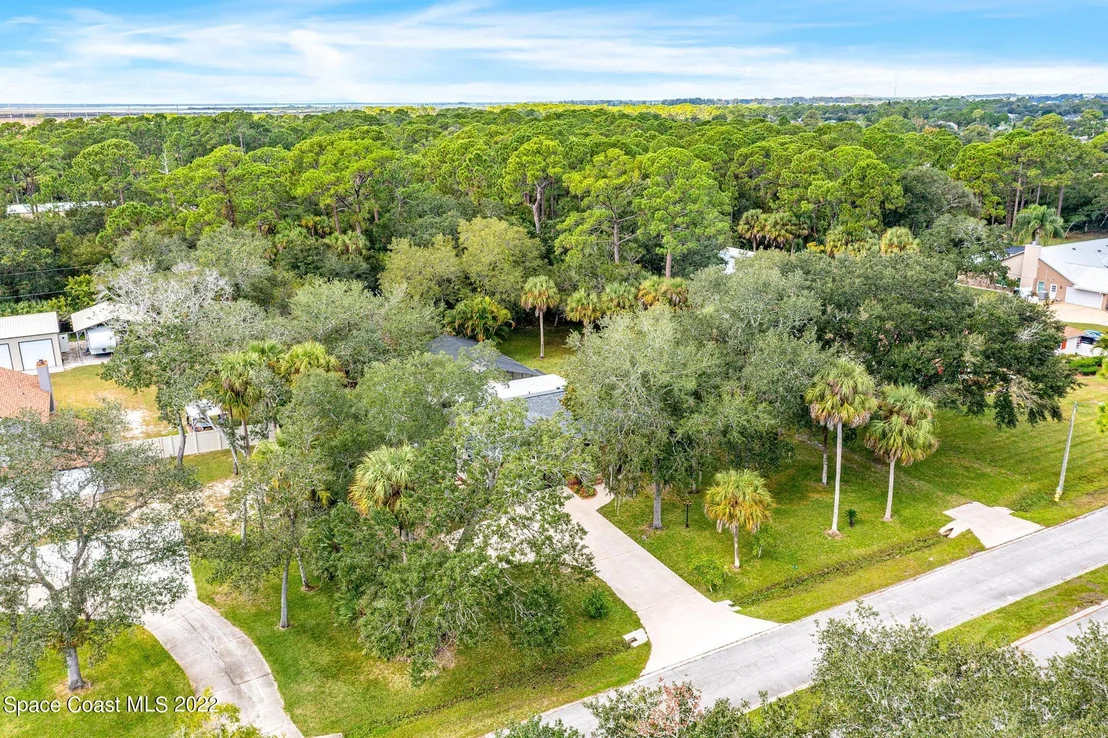 Photo of 1807 Live Oak Drive N