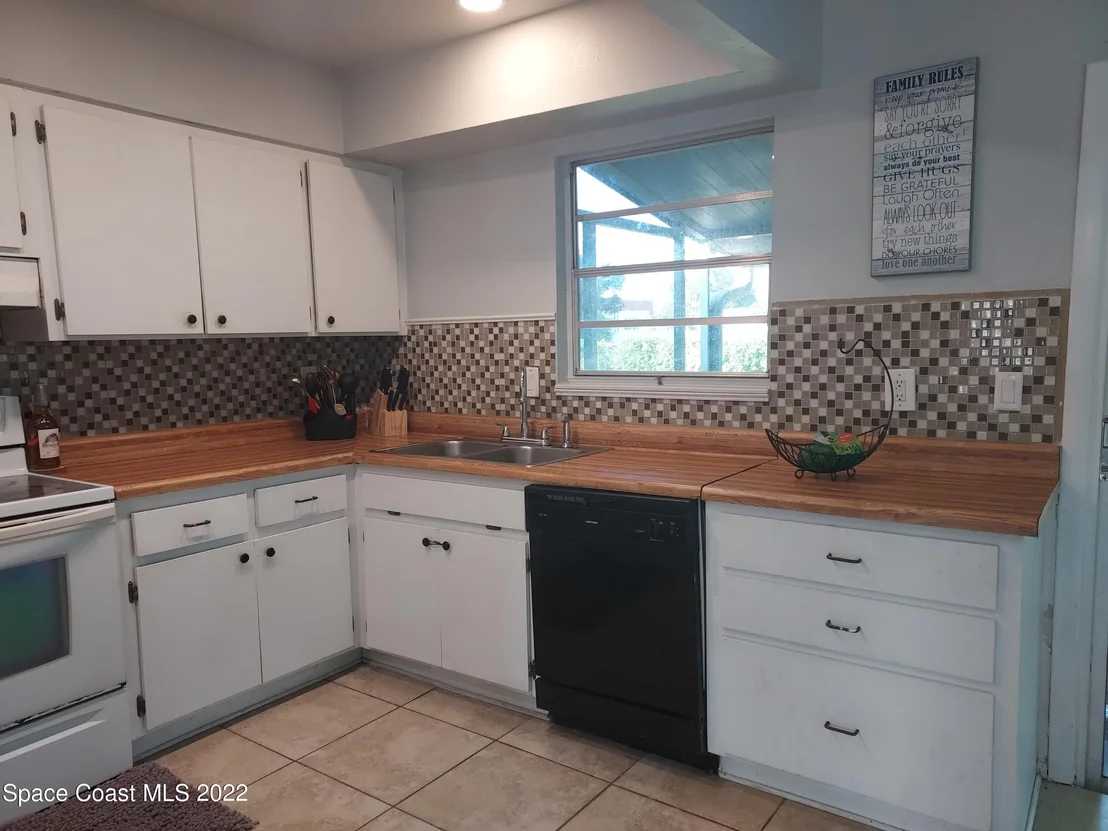 Photo of 1423 Cindy Circle NE
