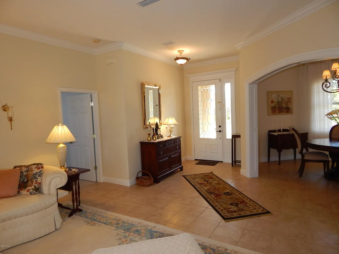 Photo of 211 SE Devlin Court