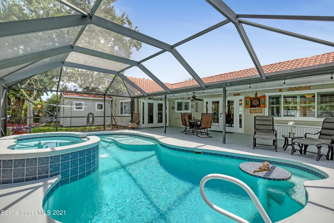 Photo of 895 Riviera Drive NE