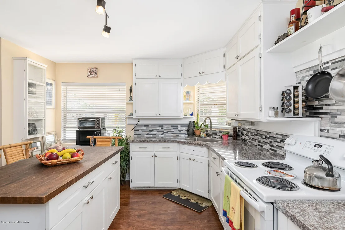 Photo of 1070 Riverdale Drive