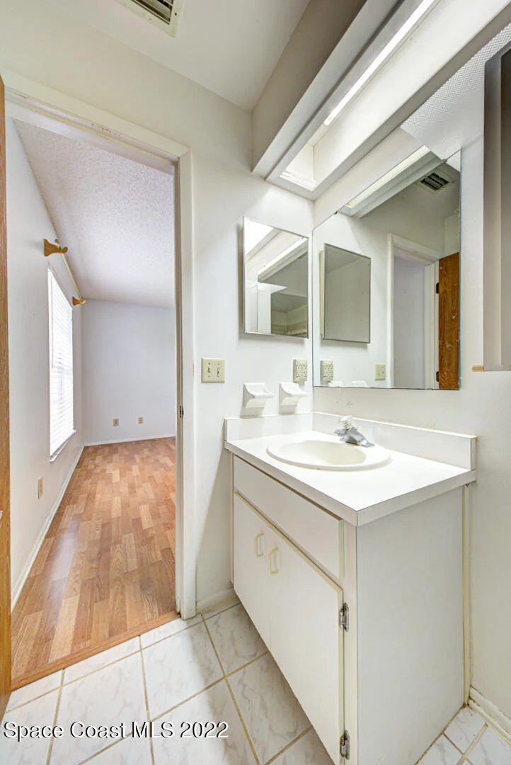 Photo of 2472 Nobility Avenue