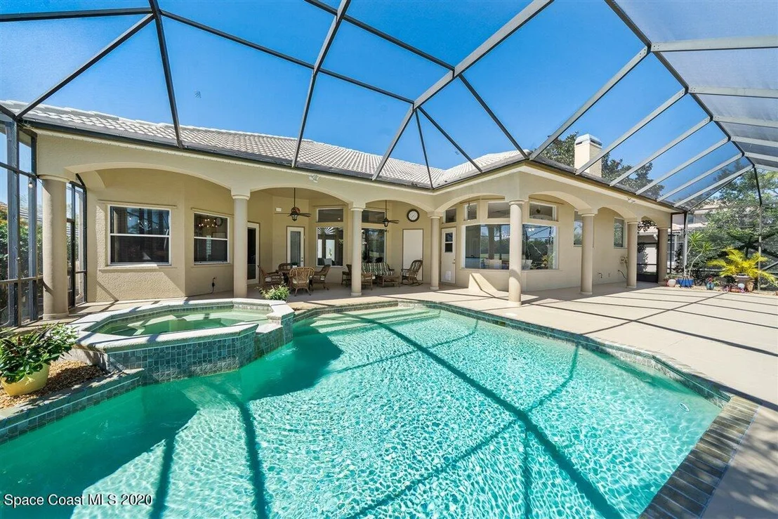 Photo of 925 Chatsworth Drive