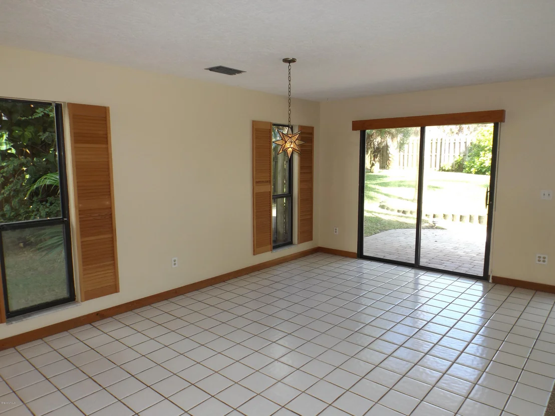 Photo of 6885 Angeles Road