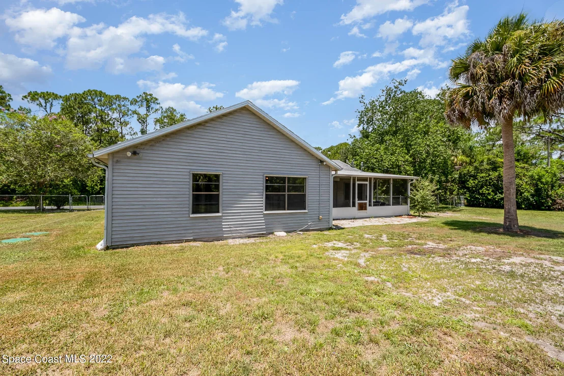 Photo of 1749 Tharp Road SE