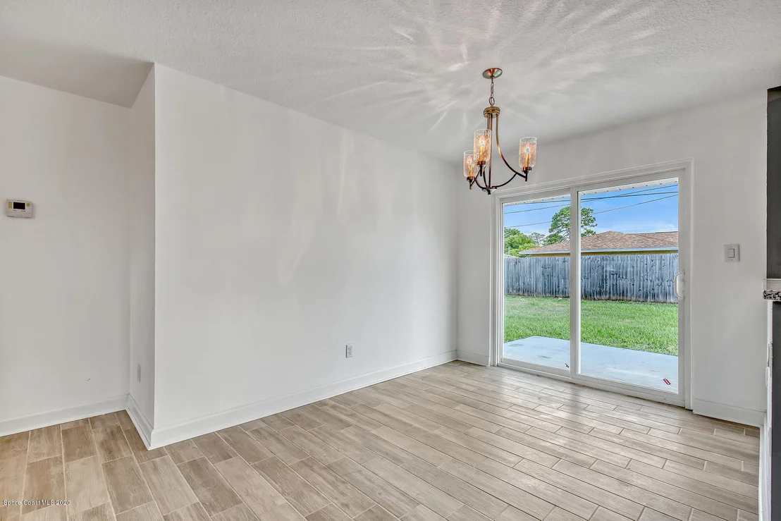 Photo of 984 Beacon Road