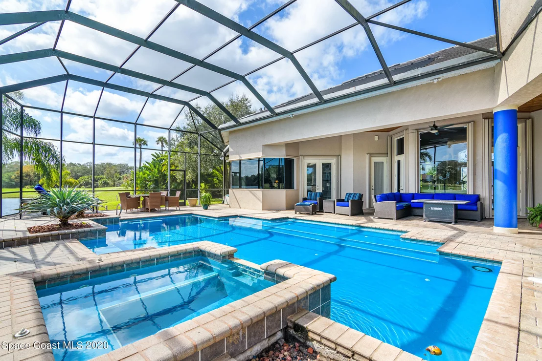 Photo of 975 Chatsworth Drive
