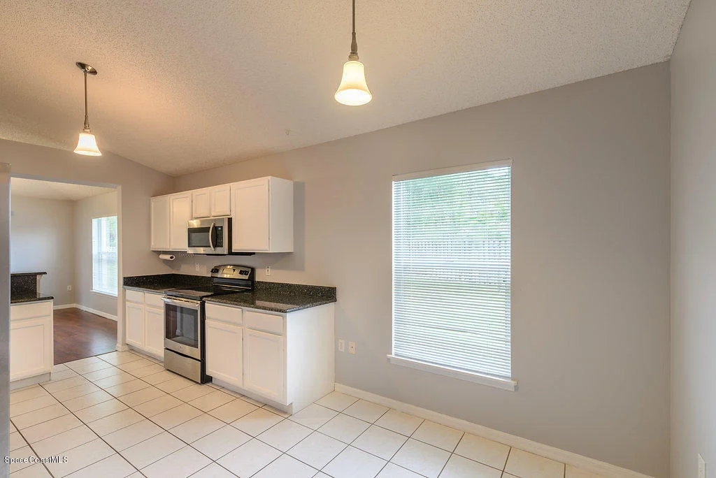 Photo of 1203 White Oak Circle