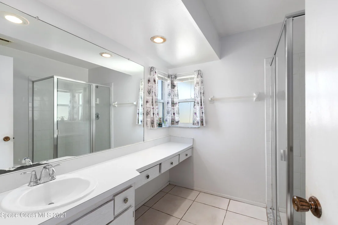 Photo of 859 Riviera Drive NE