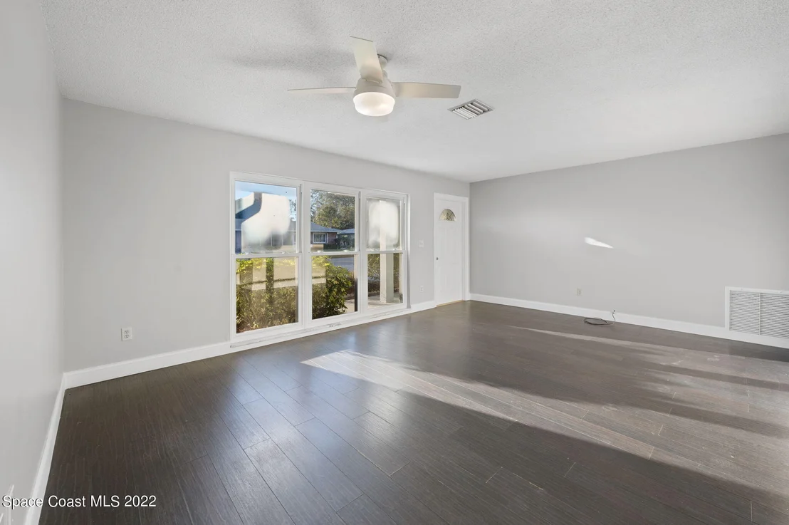 Photo of 1141 Cromey Road NE