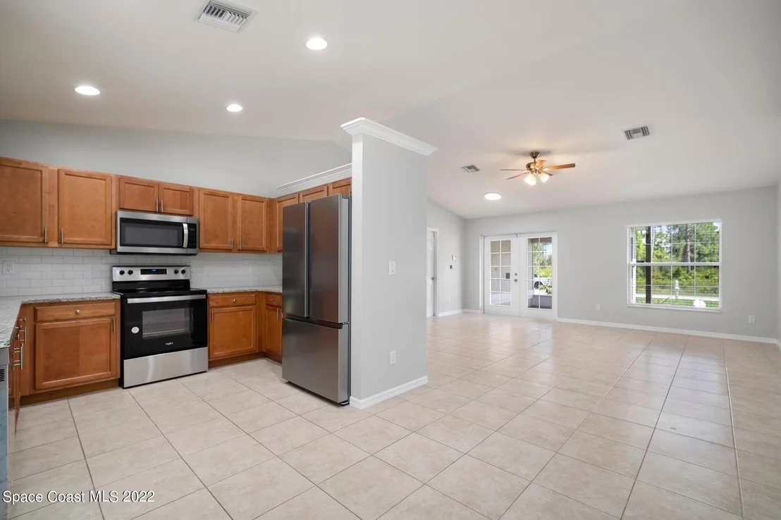 Photo of 1062 Summa Boulevard