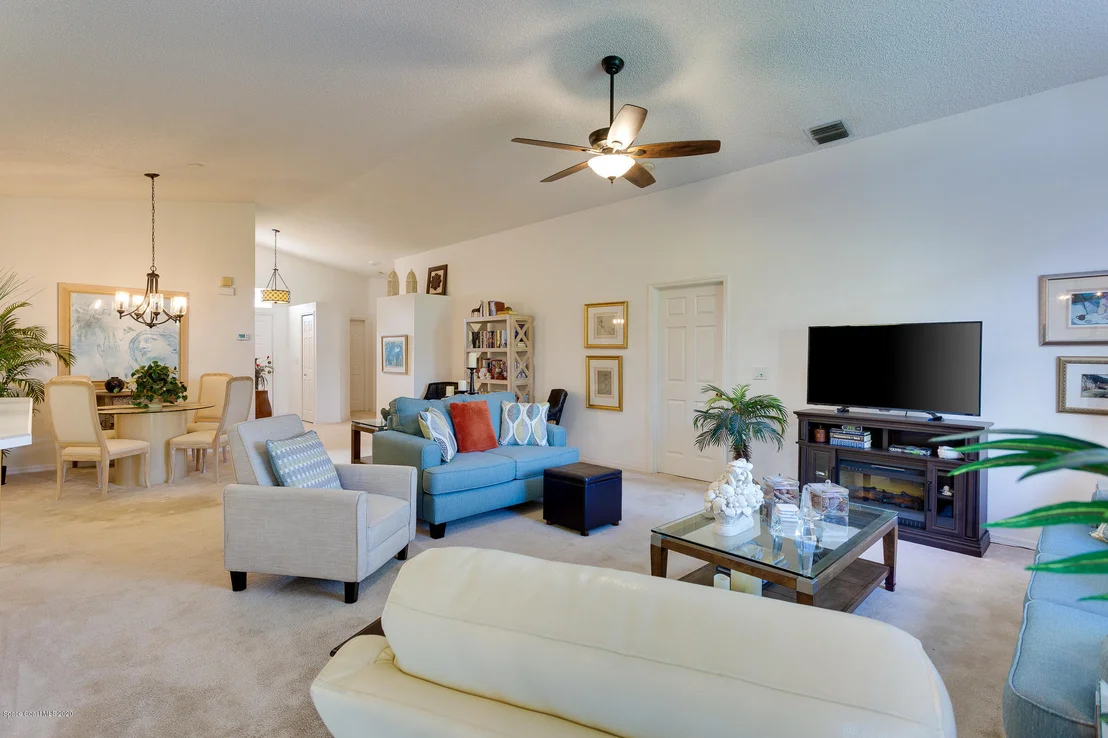 Photo of 989 Villa Drive
