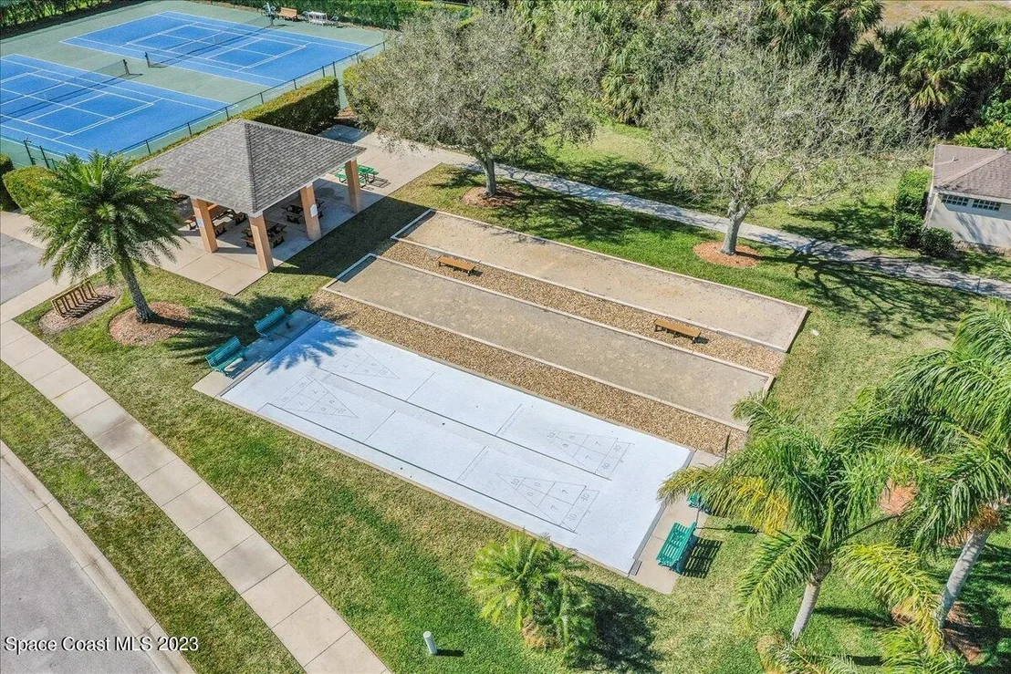 Photo of 1925 Golf Vista Boulevard