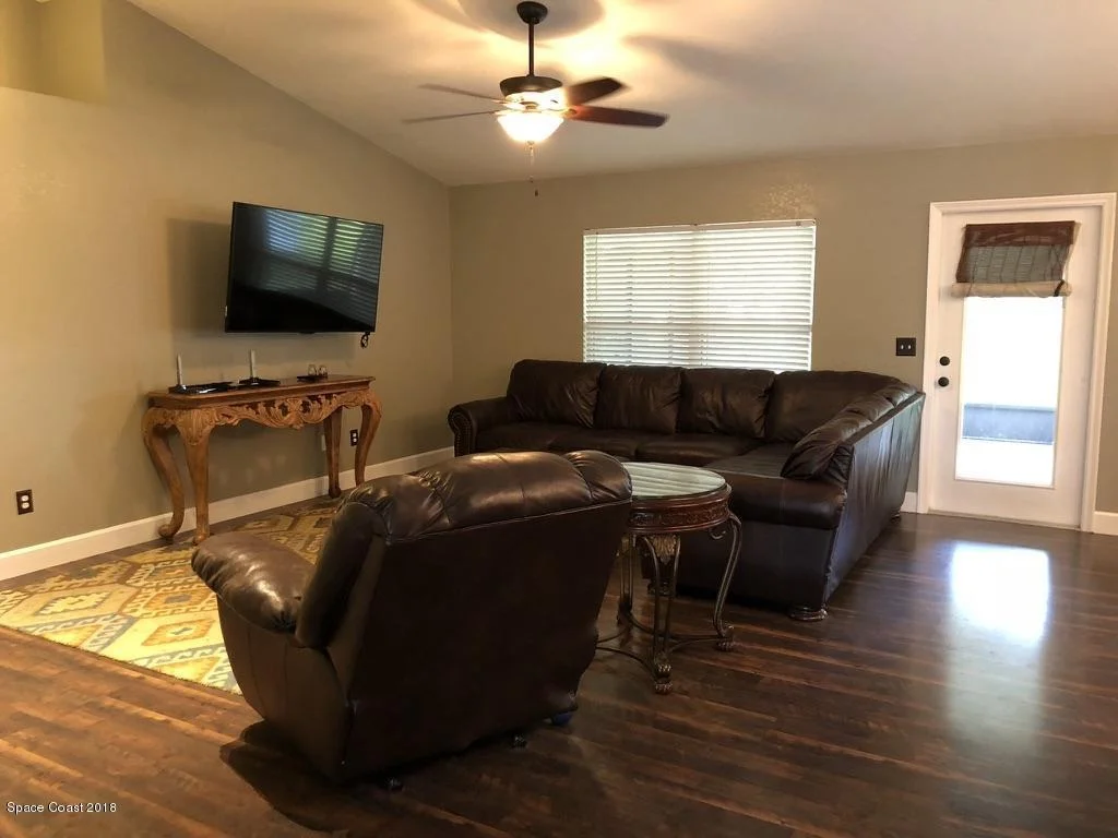 Photo of 941 Hollister Drive