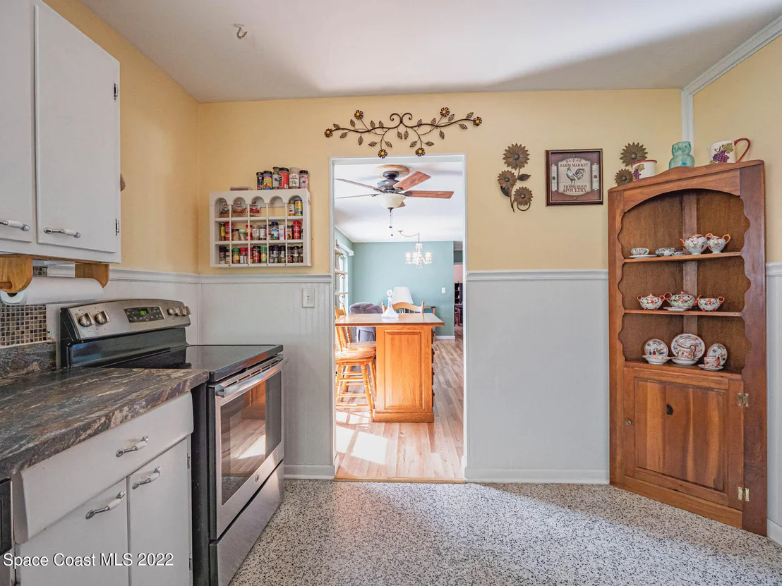 Photo of 931 Bianca Drive NE