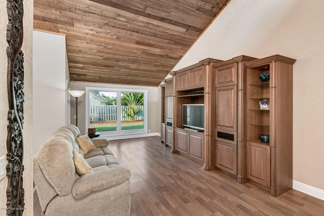 Photo of 552 Rio Casa Drive N
