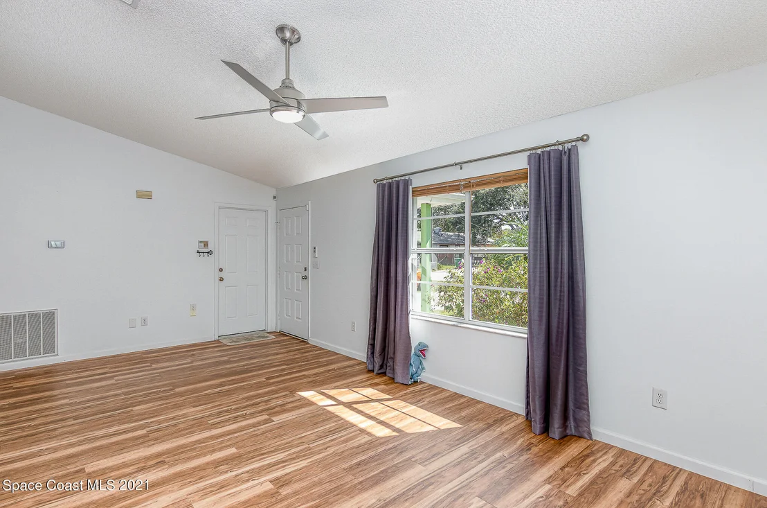 Photo of 5590 Fairbridge Street