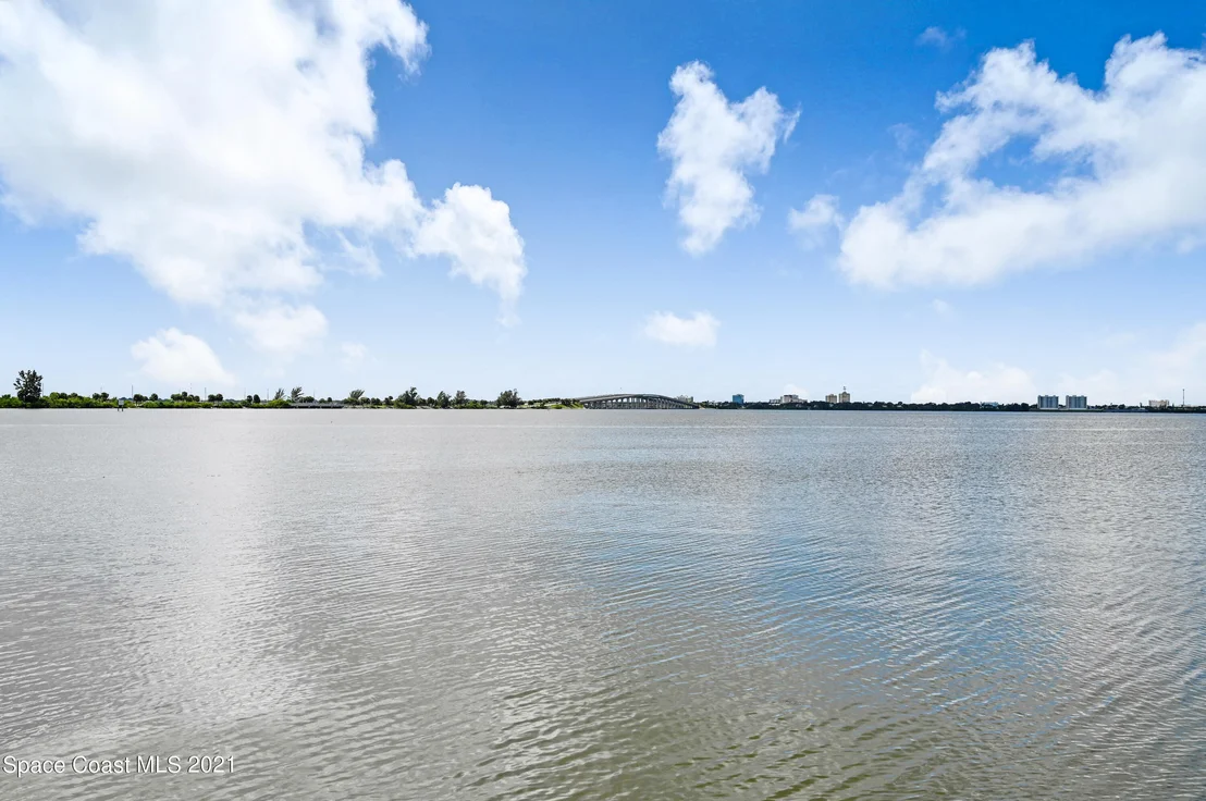 Photo of 600 N Riverside Drive