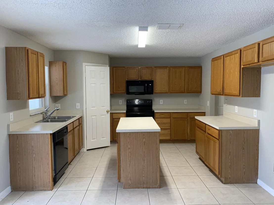 Photo of 575 Balcom SE