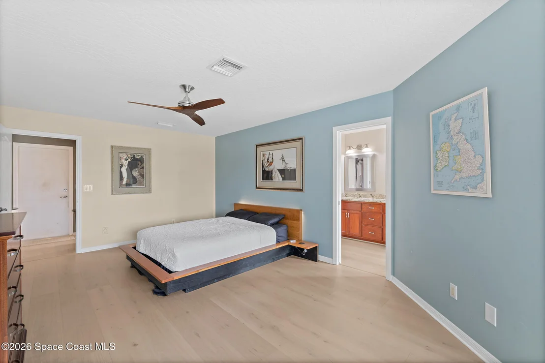 Photo of 2318 N Riverside Drive