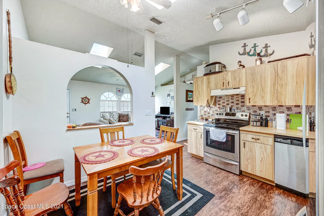 Photo of 6621 Bancroft Avenue