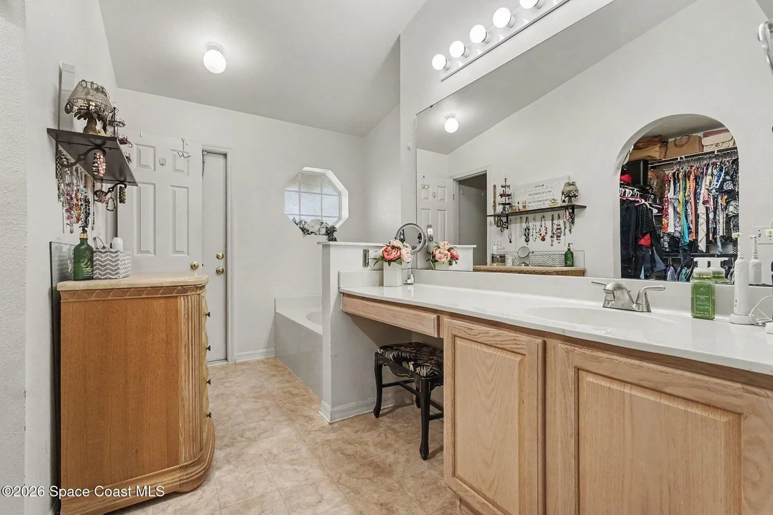 Photo of 1216 White Oak Circle