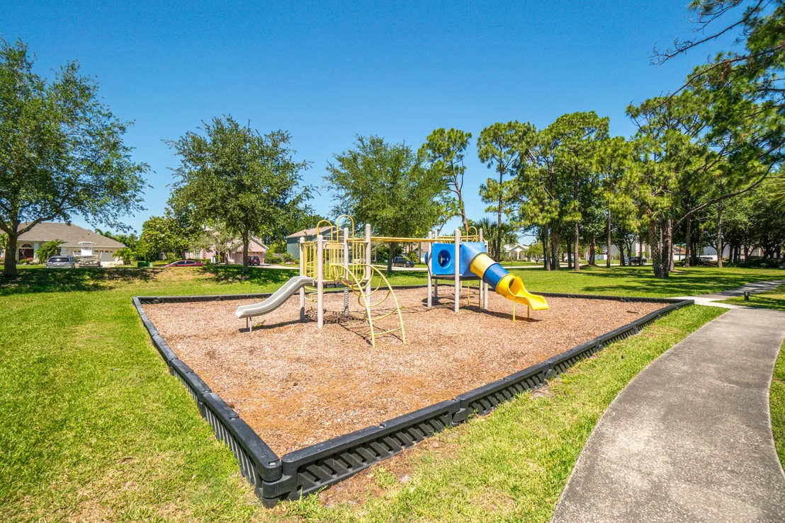 Photo of 552 Glenbrook Circle