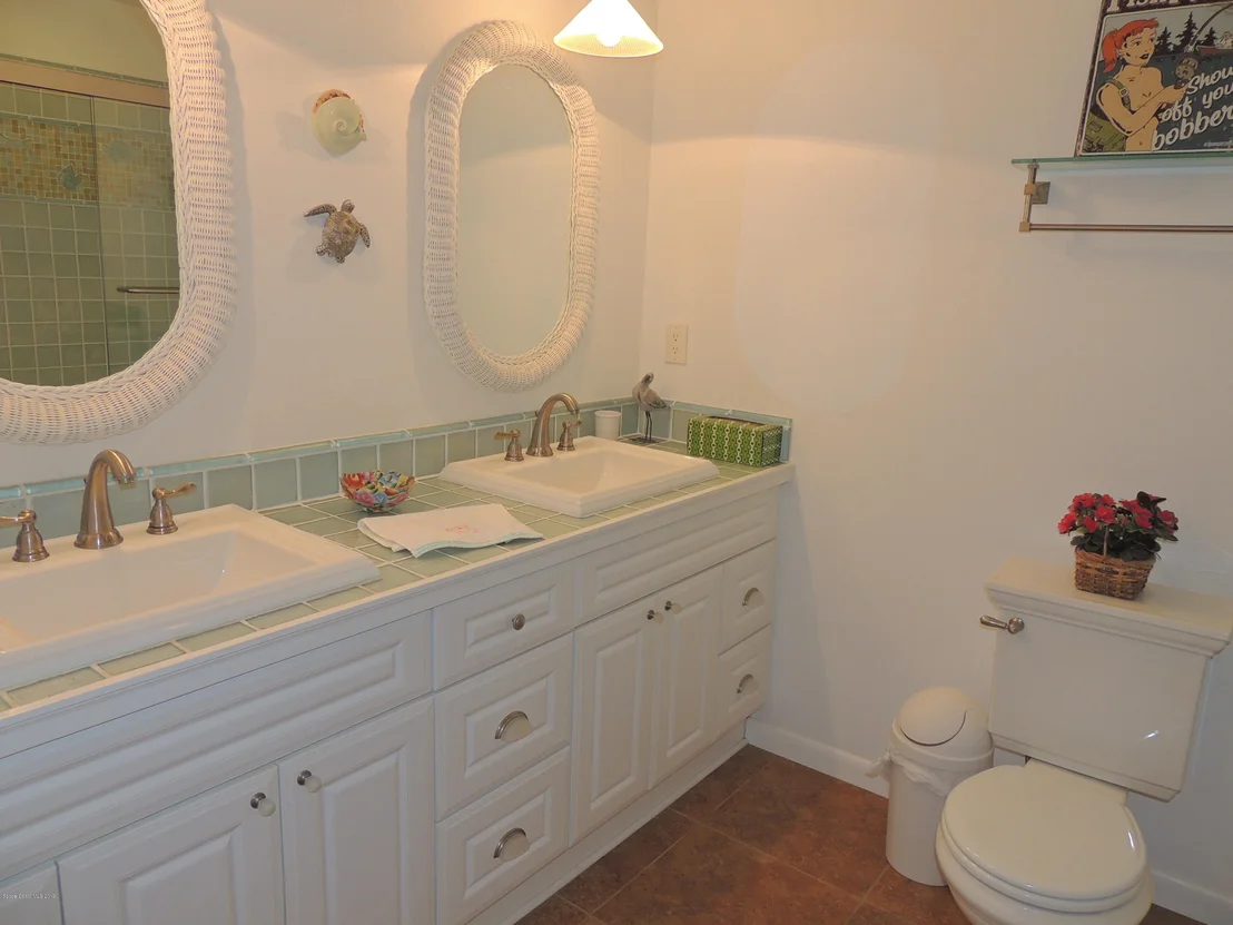 Photo of 327 Dorset Drive S