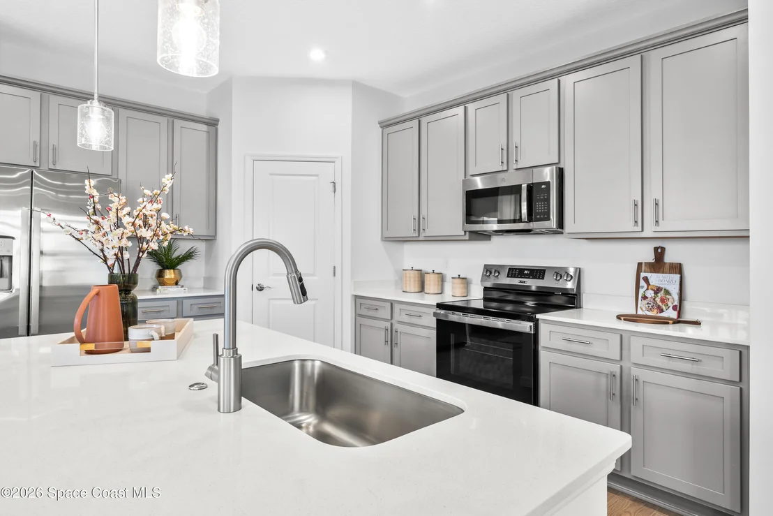 Photo of 806 Castleford Avenue NE